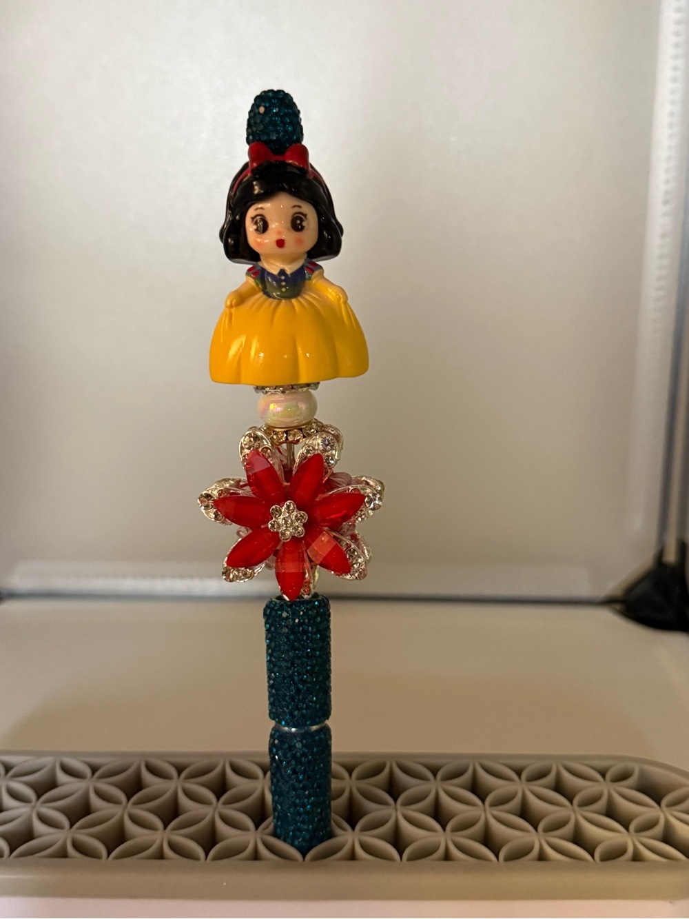 Decorative Snow White-Inspired Yellow Resin Figurine Pen